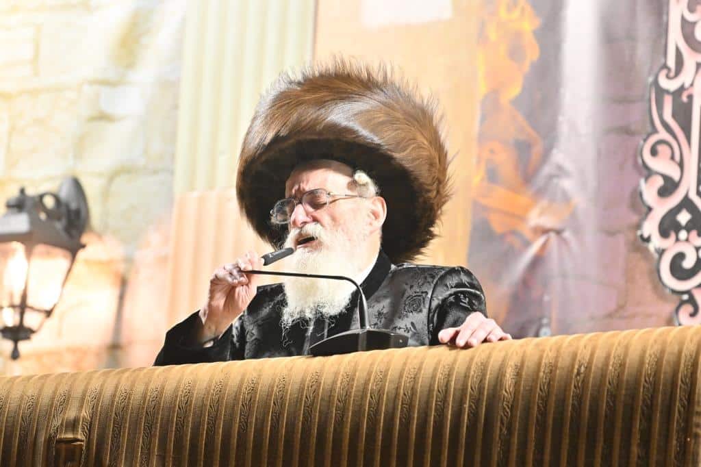 חץ וקשת: הרבי מויז'ניץ הדליק עם החסידים