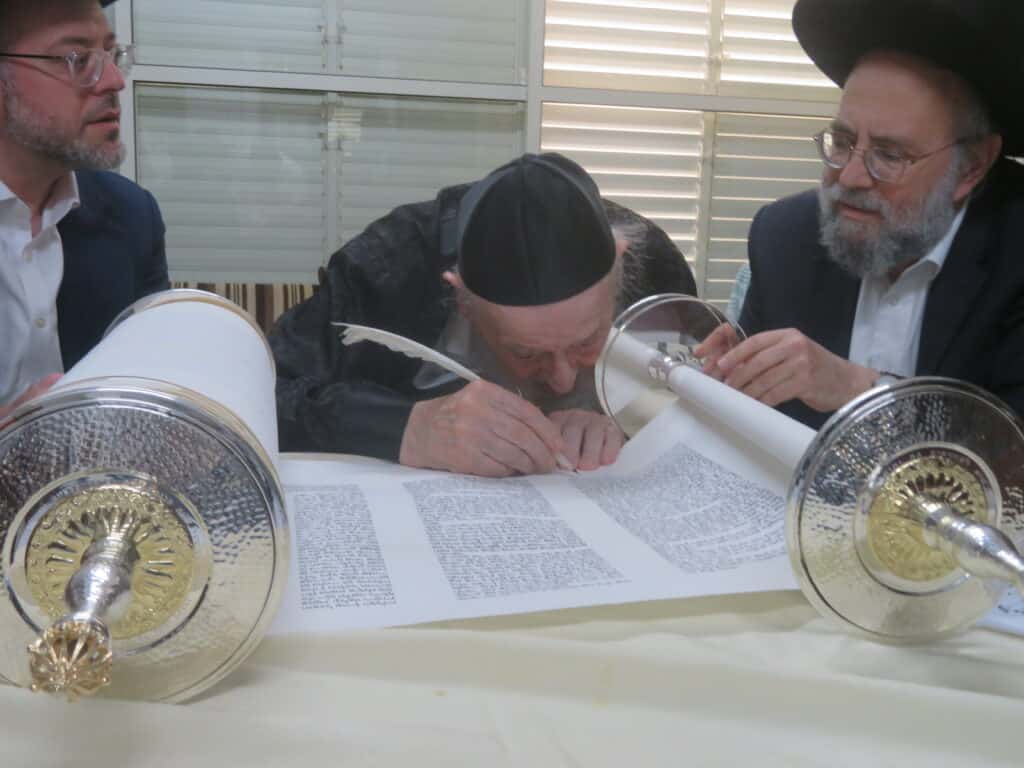 מרן ראש הישיבה הגרמ"צ ברגמן העלה את האבוקה