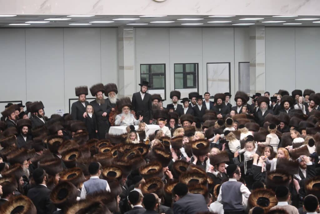 סאטמאר: רבבות חגגו בקרית יואל במעמד ההדלקה