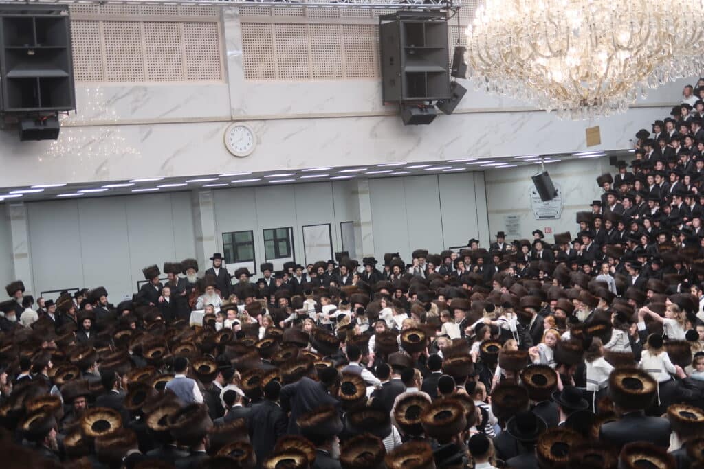 סאטמאר: רבבות חגגו בקרית יואל במעמד ההדלקה