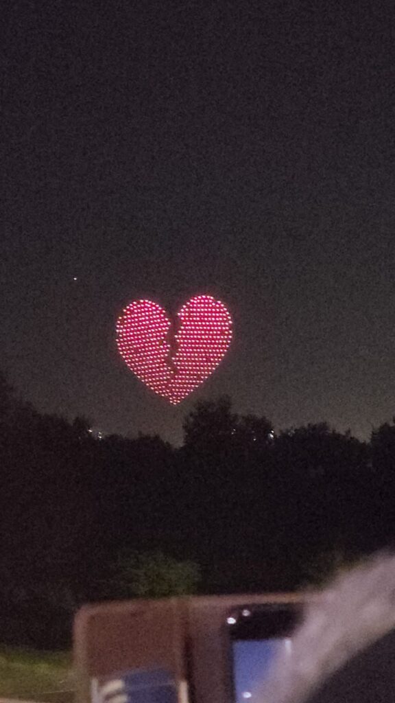 למען החטופים: מופע ענק של 500 רחפנים במרכז ניו יורק