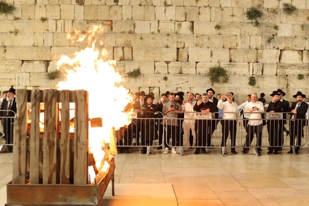 מאות משתתפים בהדלקה המסורתית ברחבת הכותל המערבי