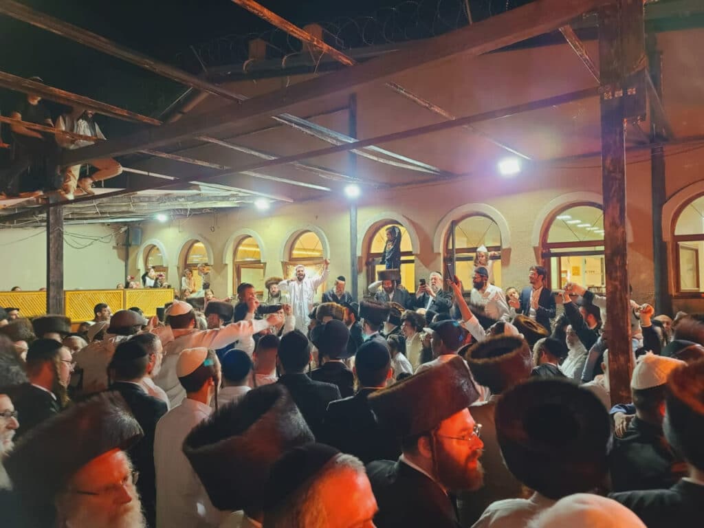 יבטל כל הגזרות: רבבות רקדו עם המשפיע בבית שמש