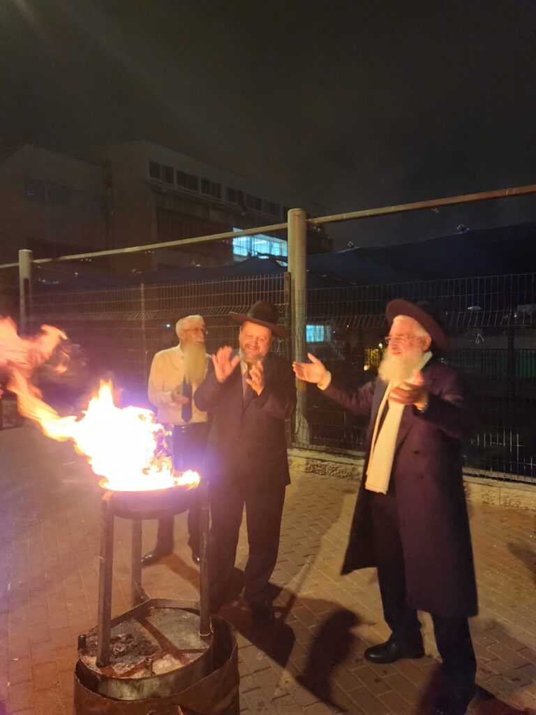 הדיין המפורסם הדליק את המדורה והתפלל על החטופים