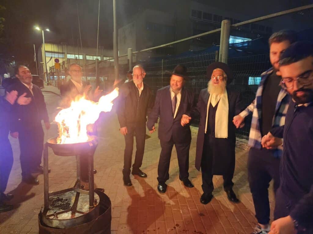 הדיין המפורסם הדליק את המדורה והתפלל על החטופים