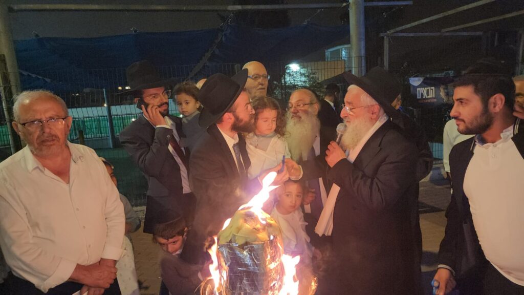 הדיין המפורסם הדליק את המדורה והתפלל על החטופים