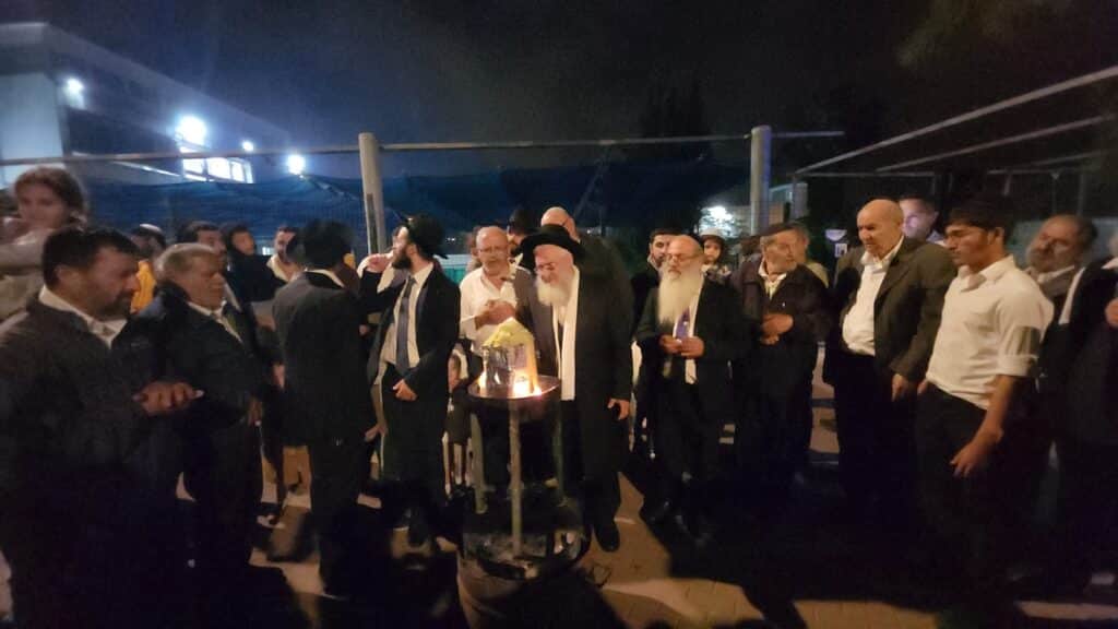 הדיין המפורסם הדליק את המדורה והתפלל על החטופים