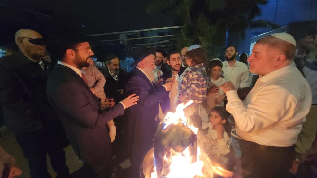 הדיין המפורסם הדליק את המדורה והתפלל על החטופים