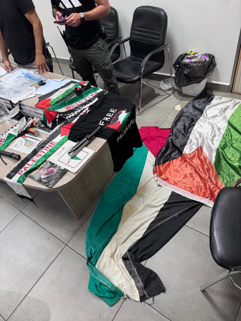 כשברשותו דגלי פלסטין: השוטרים עצרו בן 17