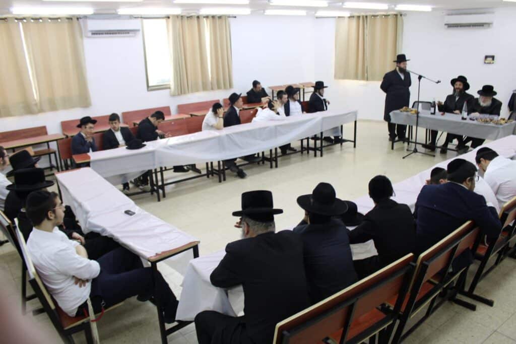 עם האדמו"ר וראה"ע: התלמידים המיוחדים הדליקו מדורת ל״ג בעומר