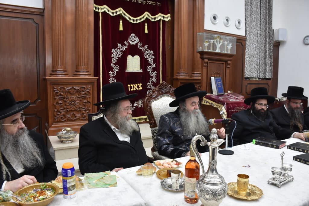 בשיכון ג': סעודת הילולה אצל גאב"ד צאנז 