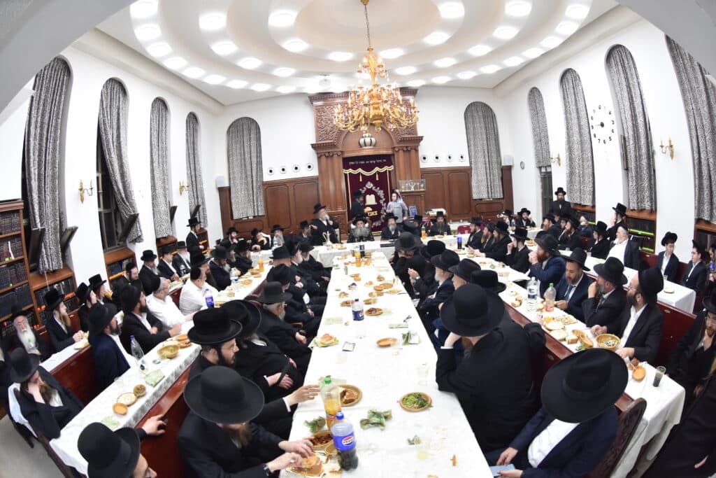 בשיכון ג': סעודת הילולה אצל גאב"ד צאנז 