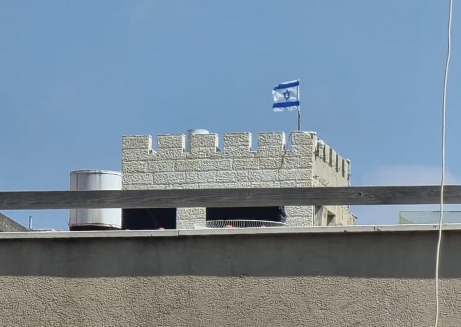 עם מאבטחים צמודים: בפוניבז' הניפו את דגל ישראל