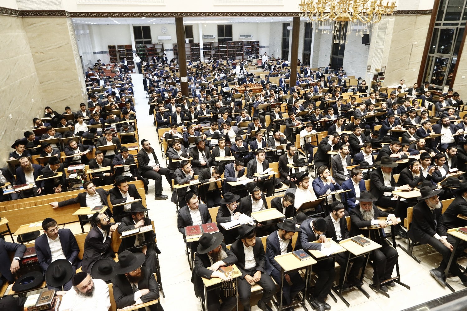 אימה ביישוב החרדי: פורעים פרצו לישיבה - "היו להם סכינים"