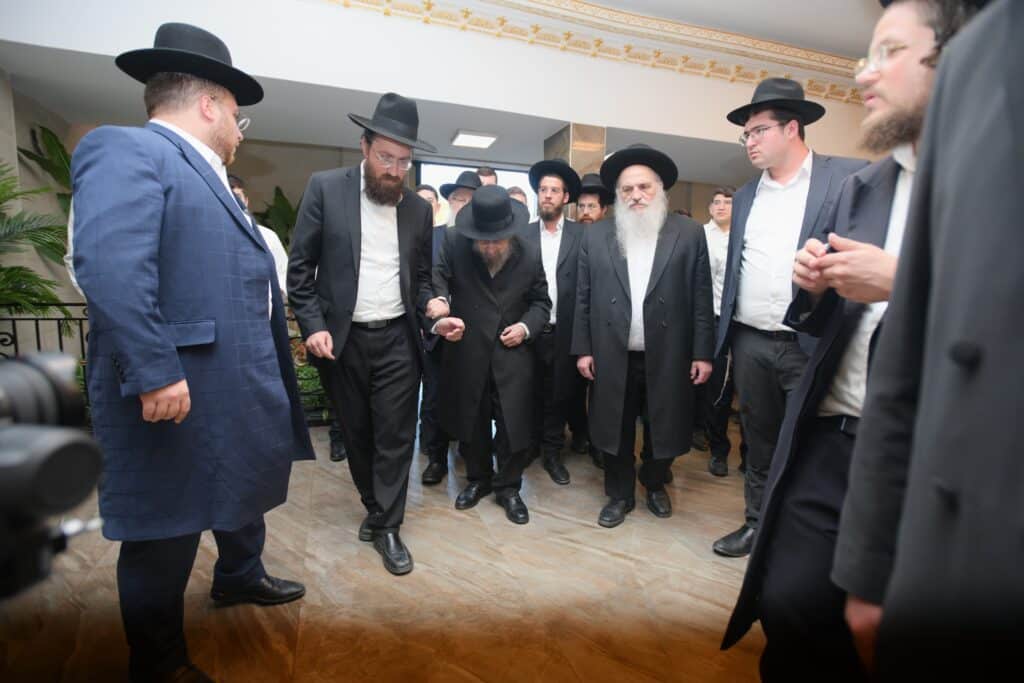 מרן הגר"ד לנדו: "צריכים להתחזק - רוצים לגזור עלינו נגד התורה"