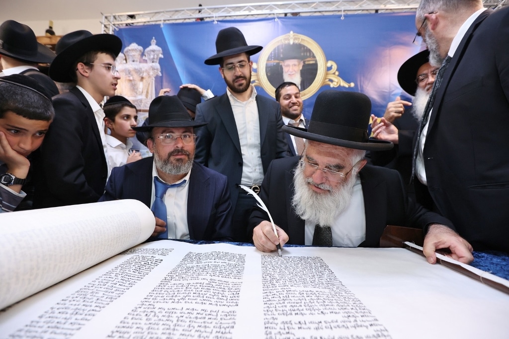 במעמד גדולי ישראל: ספר התורה הוכנס לזכר נשיא המועצת