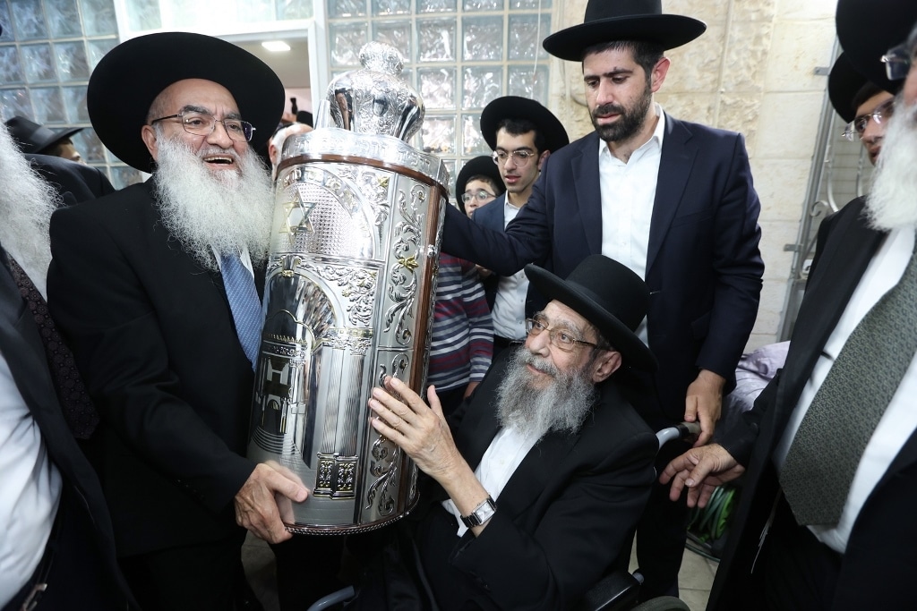 במעמד גדולי ישראל: ספר התורה הוכנס לזכר נשיא המועצת