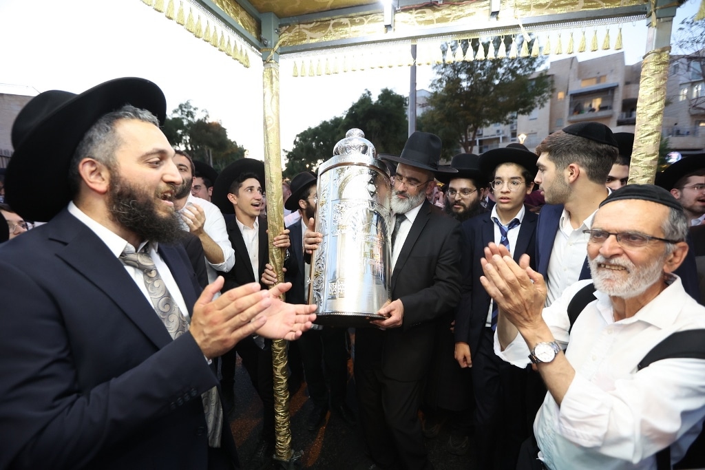 במעמד גדולי ישראל: ספר התורה הוכנס לזכר נשיא המועצת