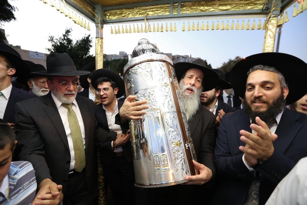 במעמד גדולי ישראל: ספר התורה הוכנס לזכר נשיא המועצת