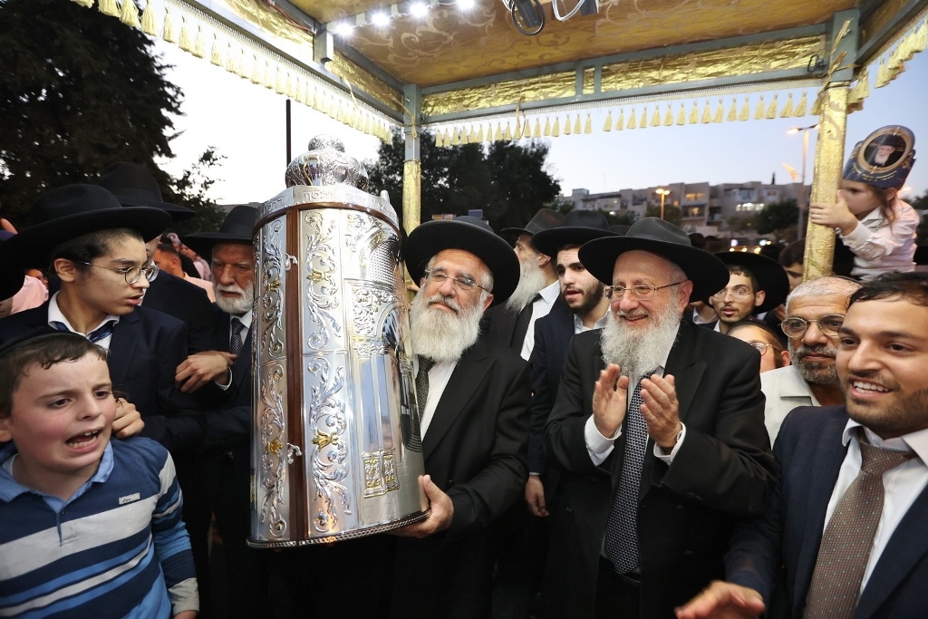 במעמד גדולי ישראל: ספר התורה הוכנס לזכר נשיא המועצת