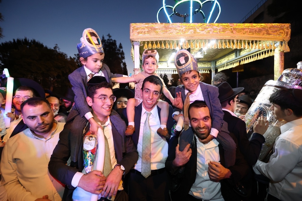 במעמד גדולי ישראל: ספר התורה הוכנס לזכר נשיא המועצת