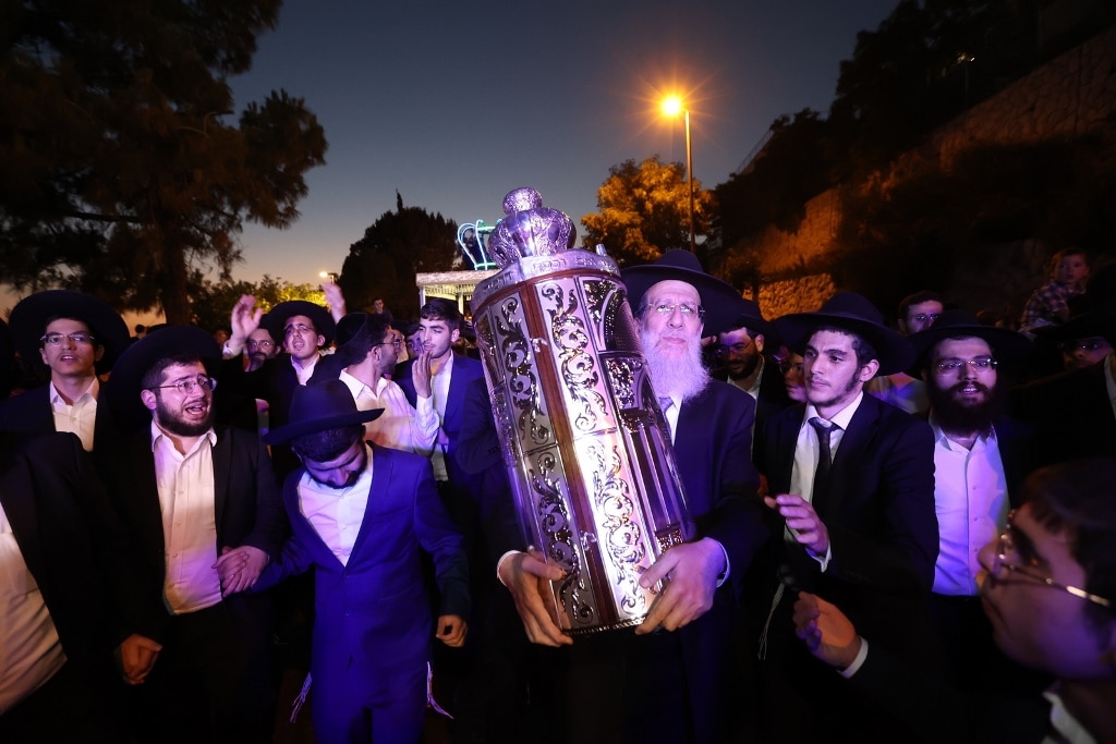 במעמד גדולי ישראל: ספר התורה הוכנס לזכר נשיא המועצת