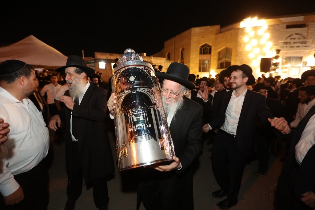במעמד גדולי ישראל: ספר התורה הוכנס לזכר נשיא המועצת