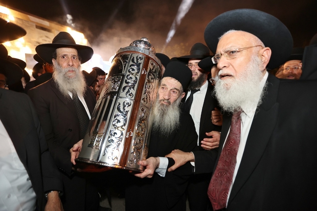 במעמד גדולי ישראל: ספר התורה הוכנס לזכר נשיא המועצת