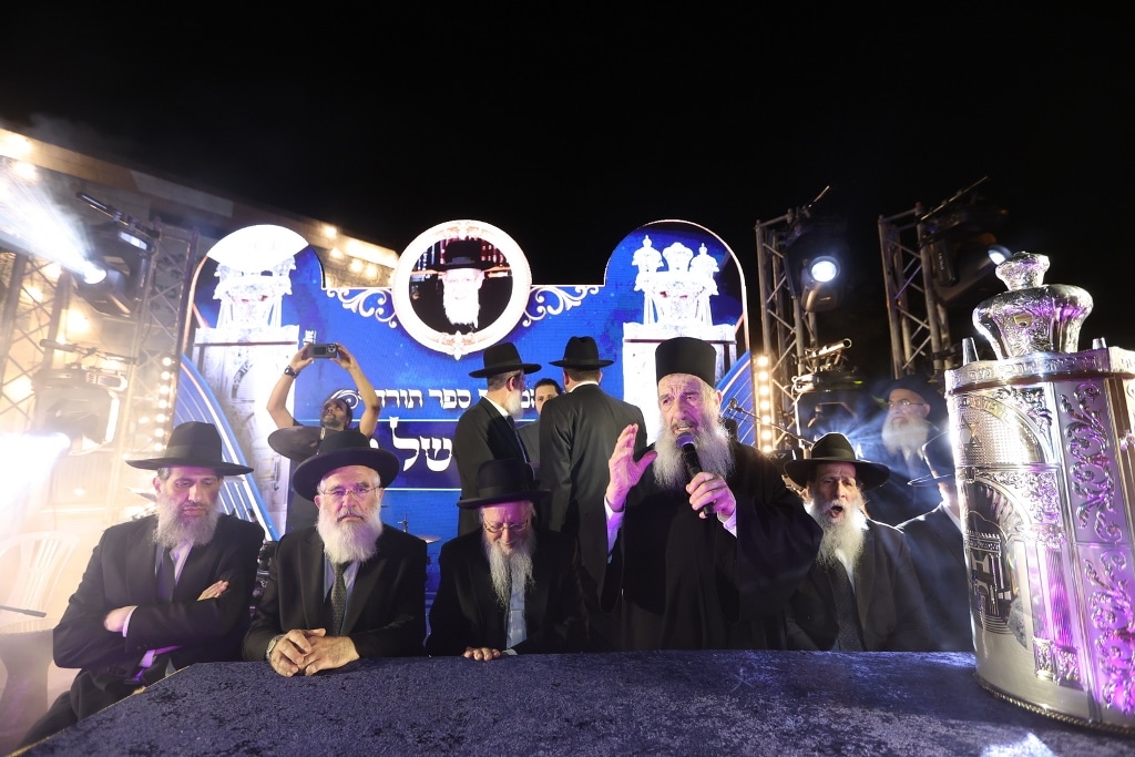 במעמד גדולי ישראל: ספר התורה הוכנס לזכר נשיא המועצת