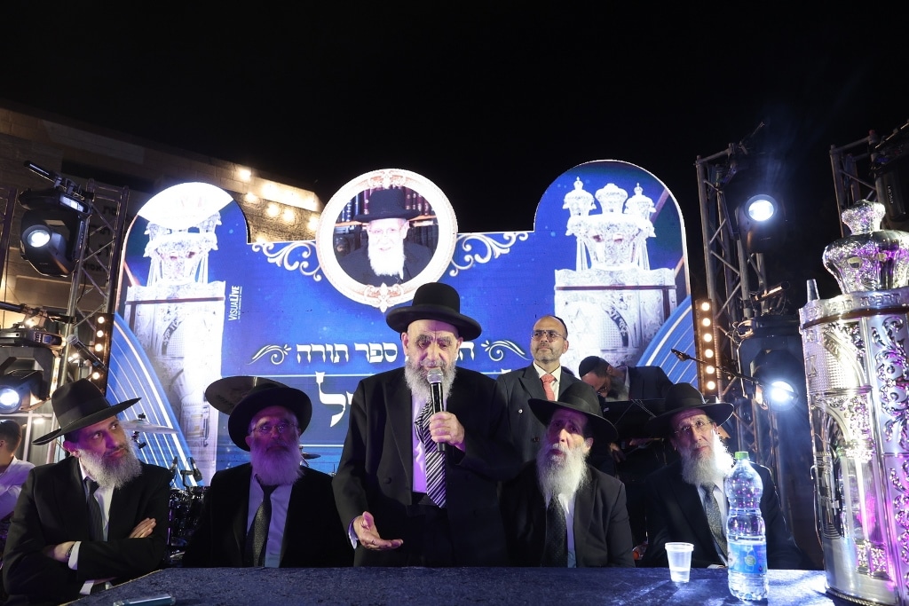 במעמד גדולי ישראל: ספר התורה הוכנס לזכר נשיא המועצת