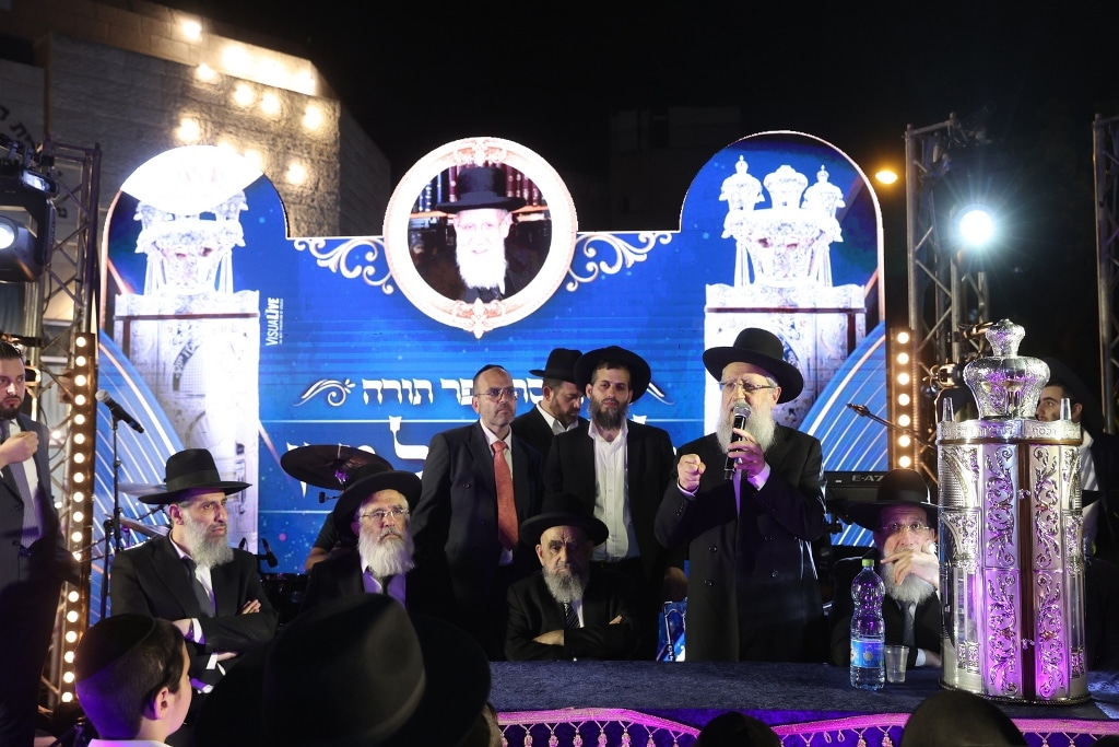 במעמד גדולי ישראל: ספר התורה הוכנס לזכר נשיא המועצת