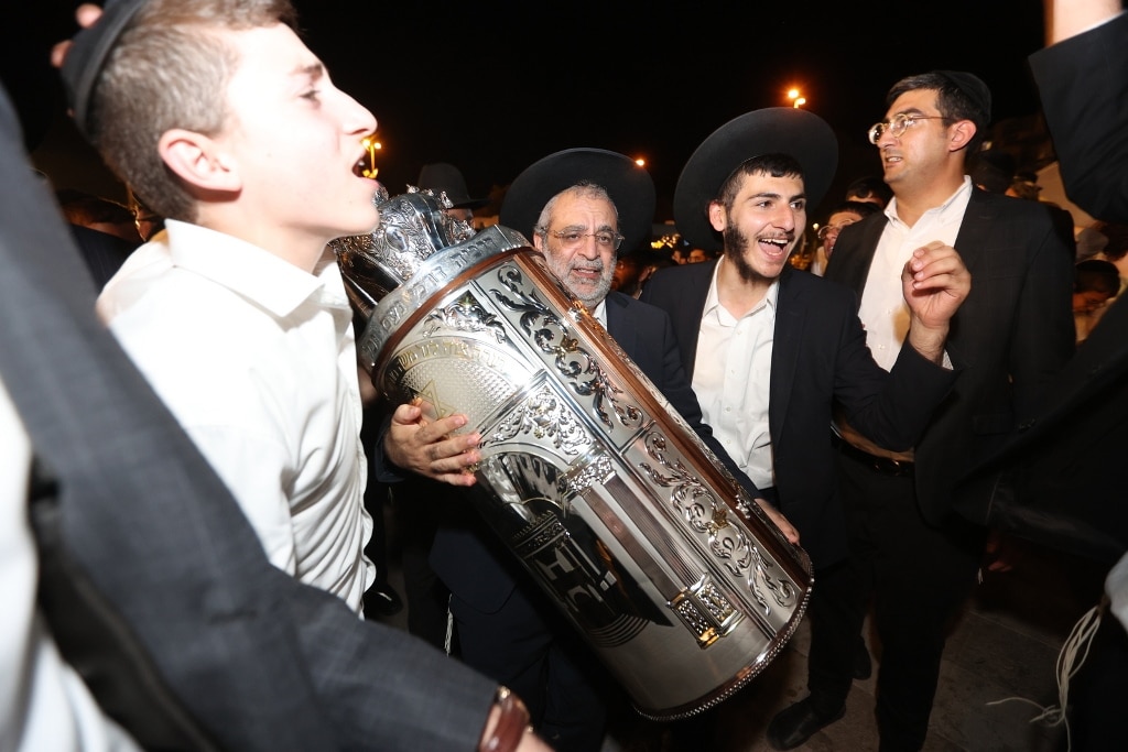 במעמד גדולי ישראל: ספר התורה הוכנס לזכר נשיא המועצת