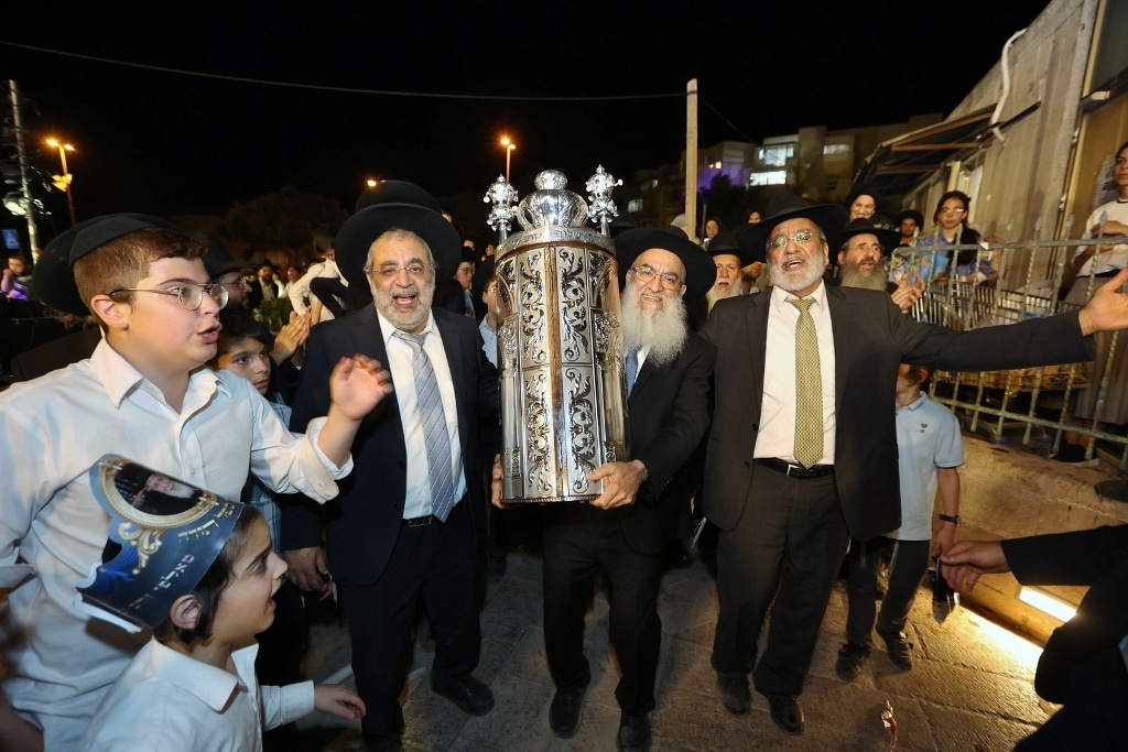 במעמד גדולי ישראל: ספר התורה הוכנס לזכר נשיא המועצת