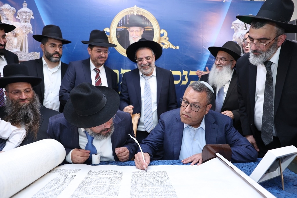 במעמד גדולי ישראל: ספר התורה הוכנס לזכר נשיא המועצת