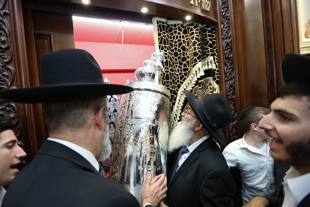 במעמד גדולי ישראל: ספר התורה הוכנס לזכר נשיא המועצת