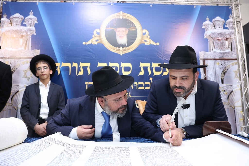 במעמד גדולי ישראל: ספר התורה הוכנס לזכר נשיא המועצת