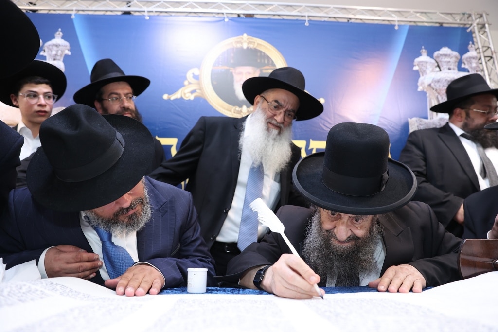 במעמד גדולי ישראל: ספר התורה הוכנס לזכר נשיא המועצת