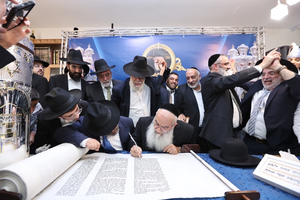 במעמד גדולי ישראל: ספר התורה הוכנס לזכר נשיא המועצת
