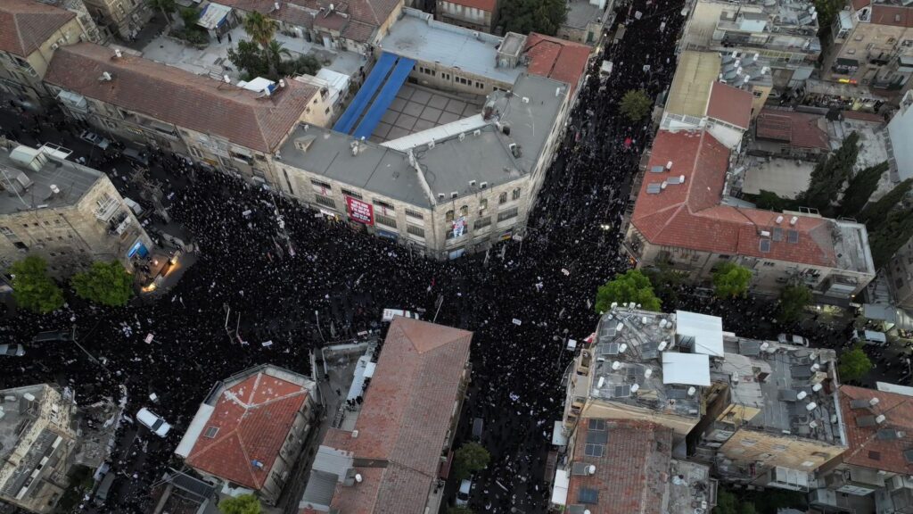 אלפים התכנסו בירושלים במחאה נגד גיוס בני הישיבות