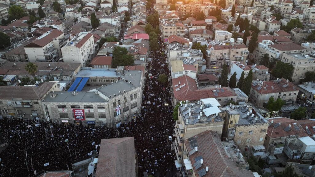 אלפים התכנסו בירושלים במחאה נגד גיוס בני הישיבות