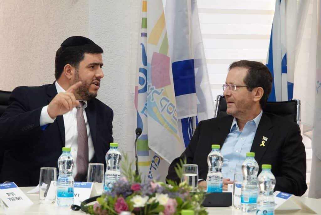 טיול יומיים: הרצוג ביקר ביישובי הצפון וקו העימות