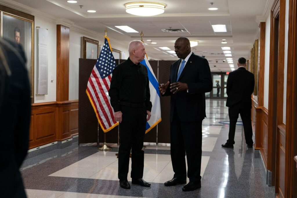 באמצע המלחמה: גלנט התקבל בארה"ב עם משמר כבוד וחיוכים