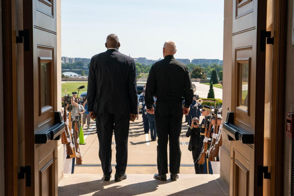 באמצע המלחמה: גלנט התקבל בארה"ב עם משמר כבוד וחיוכים