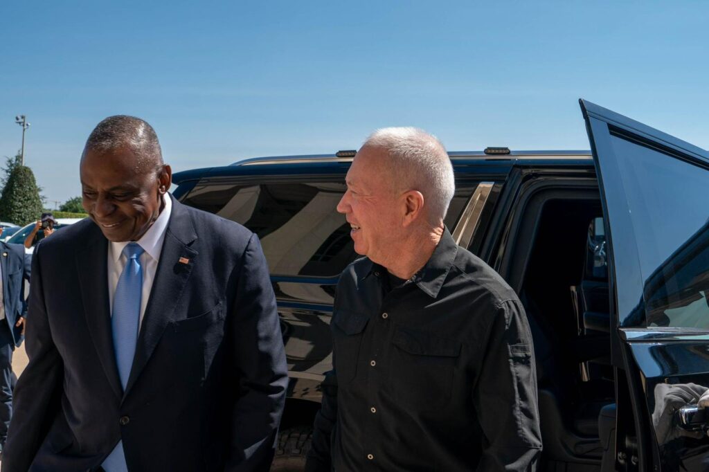 באמצע המלחמה: גלנט התקבל בארה"ב עם משמר כבוד וחיוכים