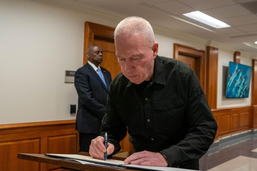 באמצע המלחמה: גלנט התקבל בארה"ב עם משמר כבוד וחיוכים