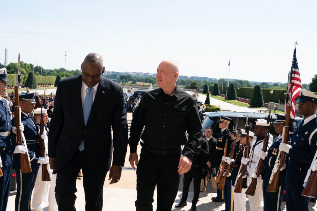 באמצע המלחמה: גלנט התקבל בארה"ב עם משמר כבוד וחיוכים