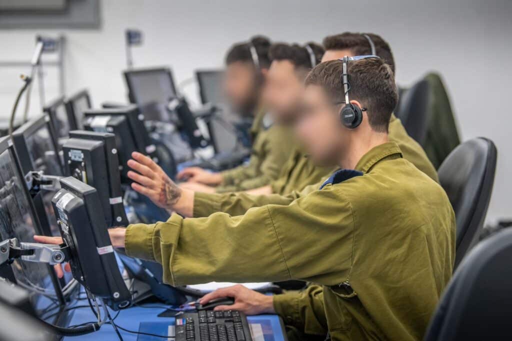 בין יירוטים למלחמה על החיים האישיים: מפקד הסוללה מדבר