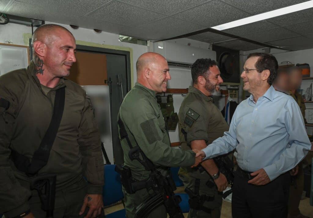 טיול יומיים: הרצוג ביקר ביישובי הצפון וקו העימות