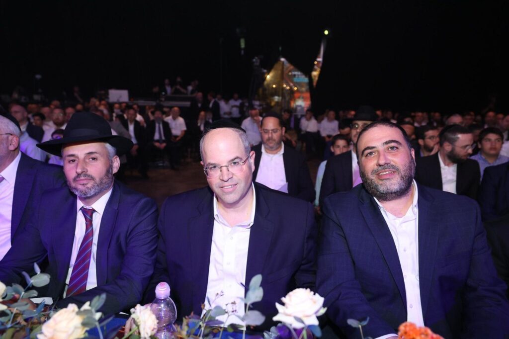 ישיבת 'נהרדעא' במעמד אדיר ומרומם: מאות הבחורים סיימו יותר מ-2,000 דפי גמרא שנלמדו מחוץ לסדרי הישיבה ישיבת 'נהרדעא' במעמד אדיר ומרומם: מאות הבחורים סיימו יותר מ-2,000 דפי גמרא שנלמדו מחוץ לסדרי הישיבה