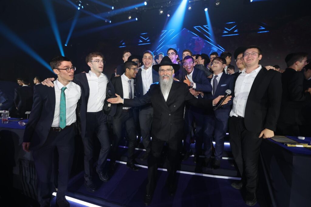 ישיבת 'נהרדעא' במעמד אדיר ומרומם: מאות הבחורים סיימו יותר מ-2,000 דפי גמרא שנלמדו מחוץ לסדרי הישיבה ישיבת 'נהרדעא' במעמד אדיר ומרומם: מאות הבחורים סיימו יותר מ-2,000 דפי גמרא שנלמדו מחוץ לסדרי הישיבה